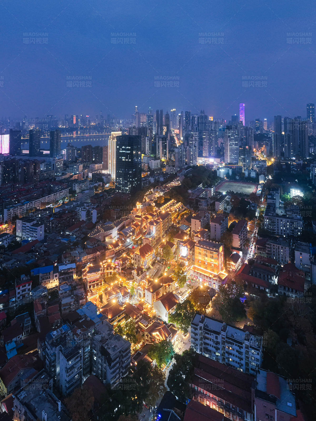 夜幕下的城市灯火辉煌图片