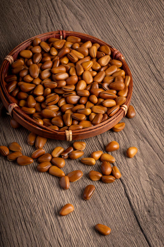 篮子里的松子图片