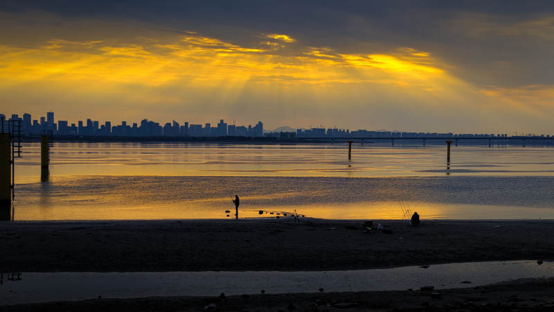 夕阳下的城市剪影图片
