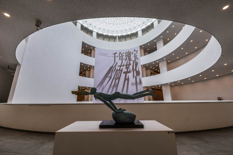 现代艺术馆雕塑展示图片