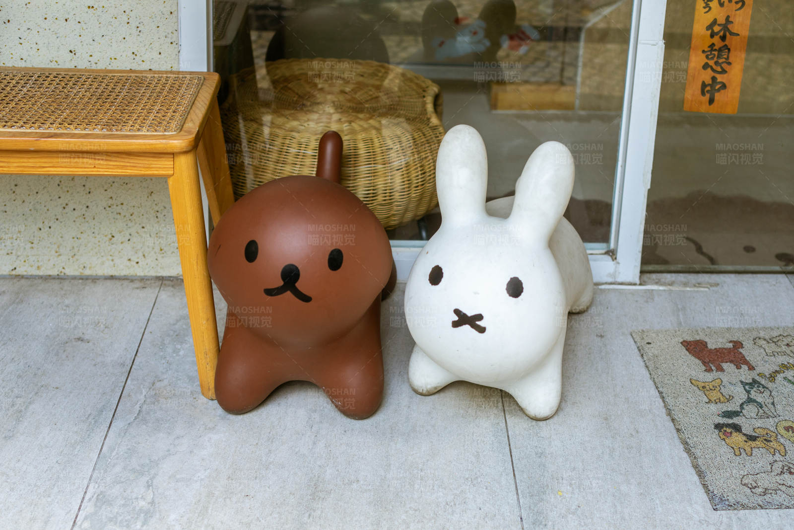 门口的卡通凳子图片