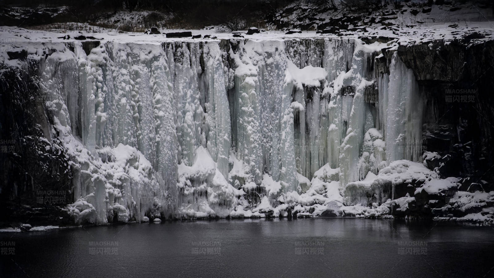 冰封瀑布图片