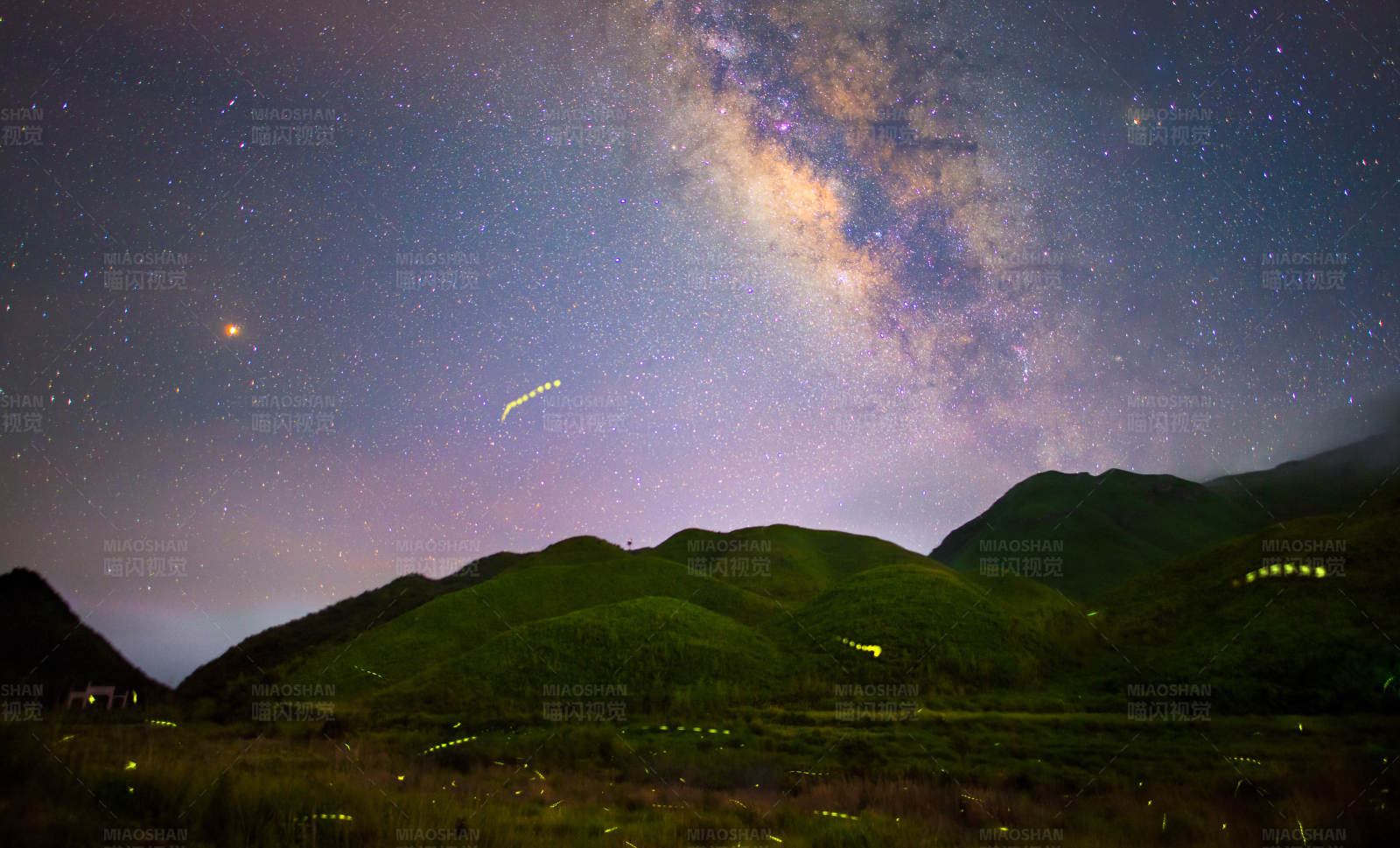 星空下的绿色山脉图片