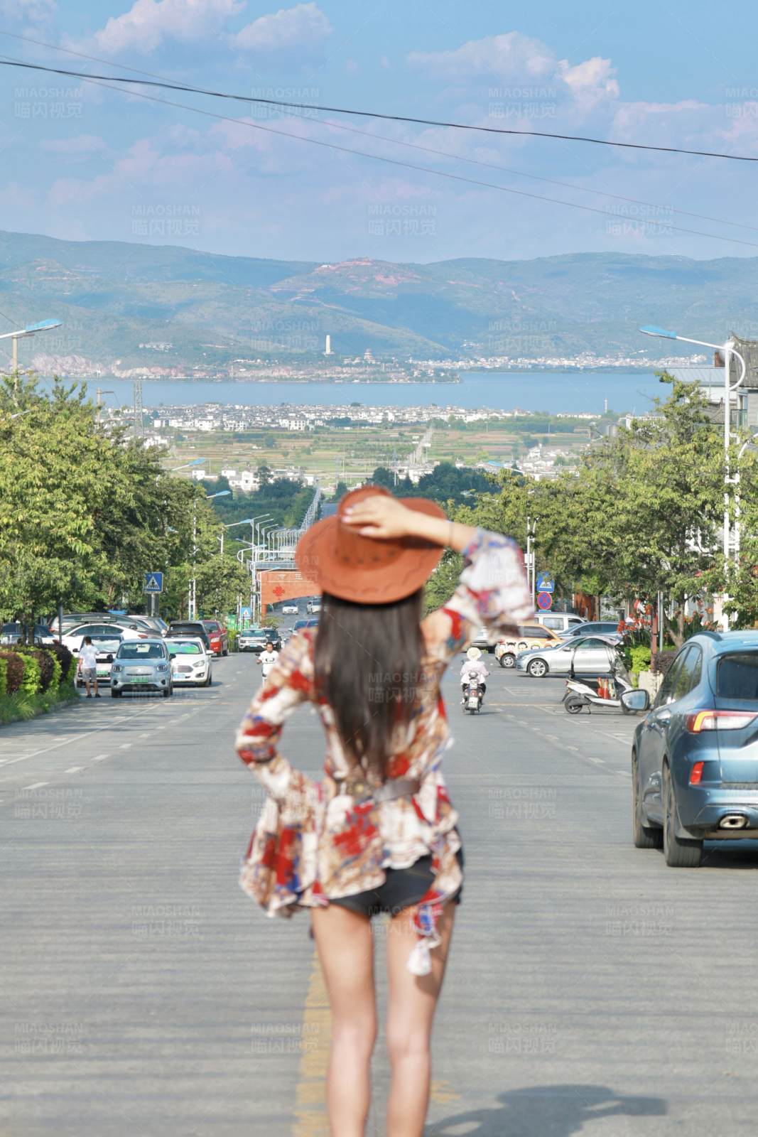 远眺湖景的花衬衫女孩图片