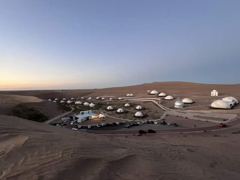 腾格里沙漠藏摘星小镇图片