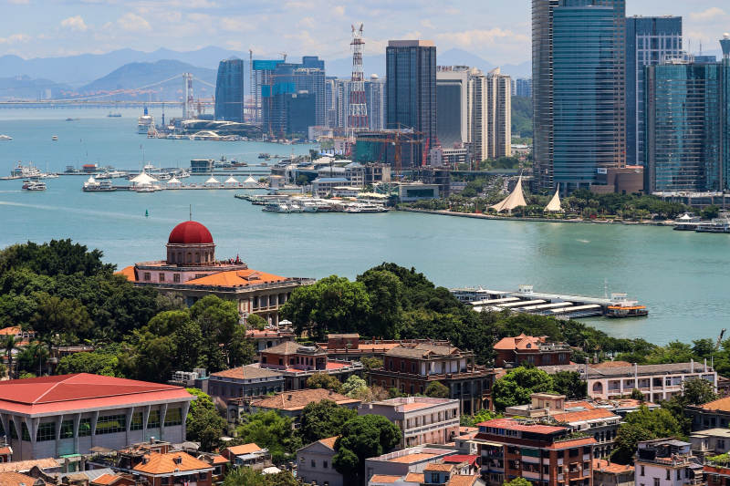 海滨城市的天际线图片