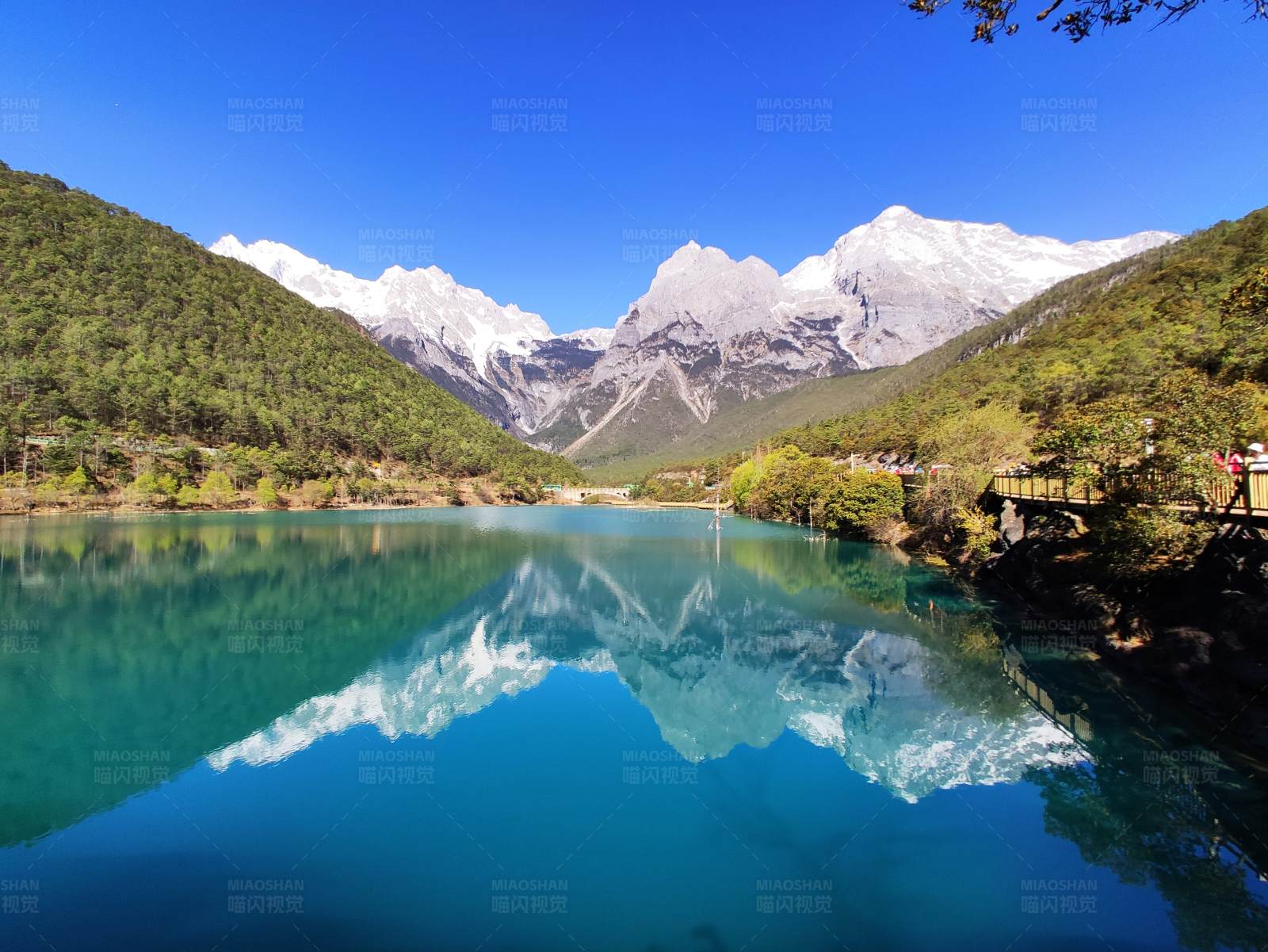 雪山倒影湖中景图片