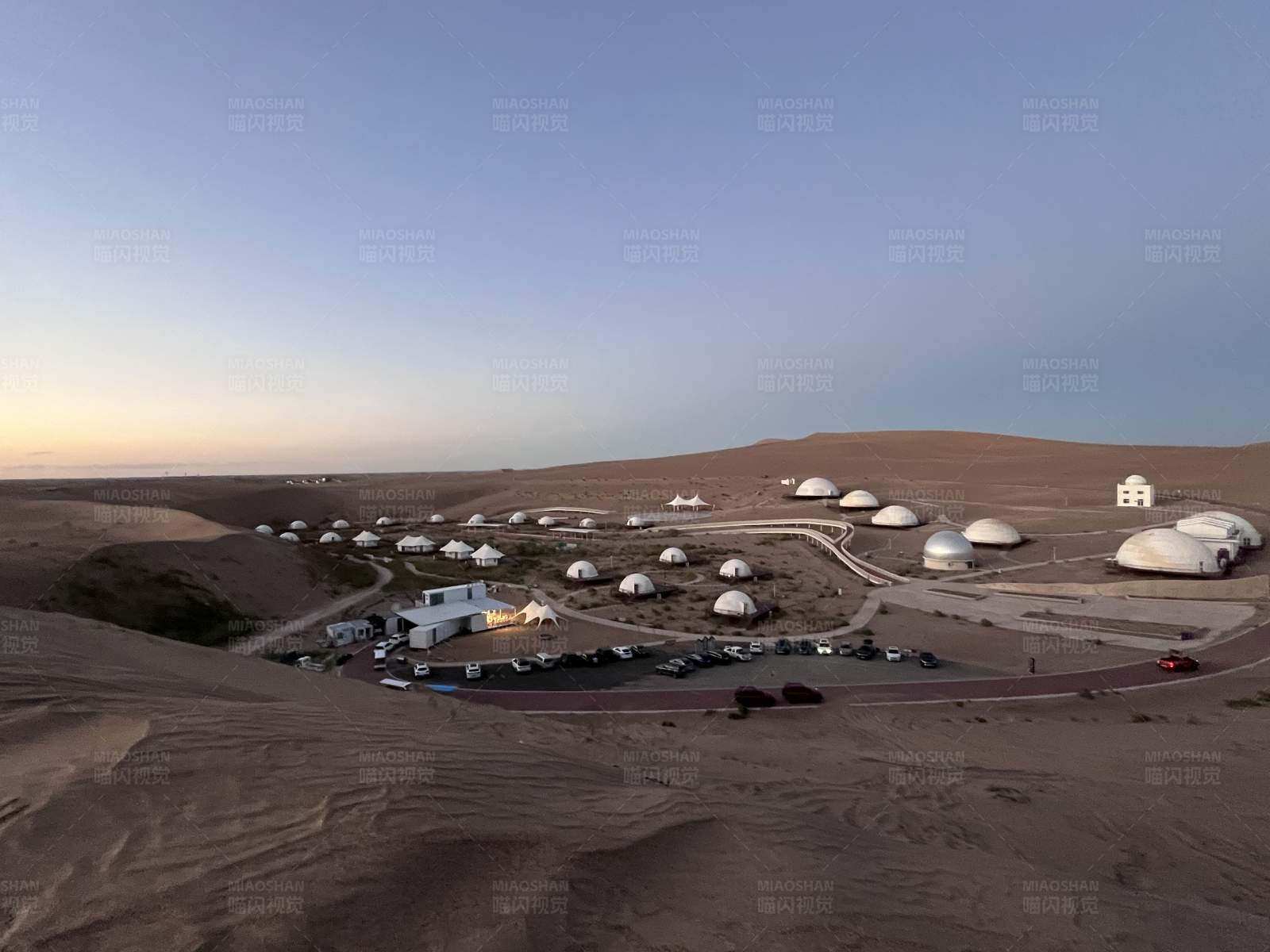 腾格里沙漠藏摘星小镇图片