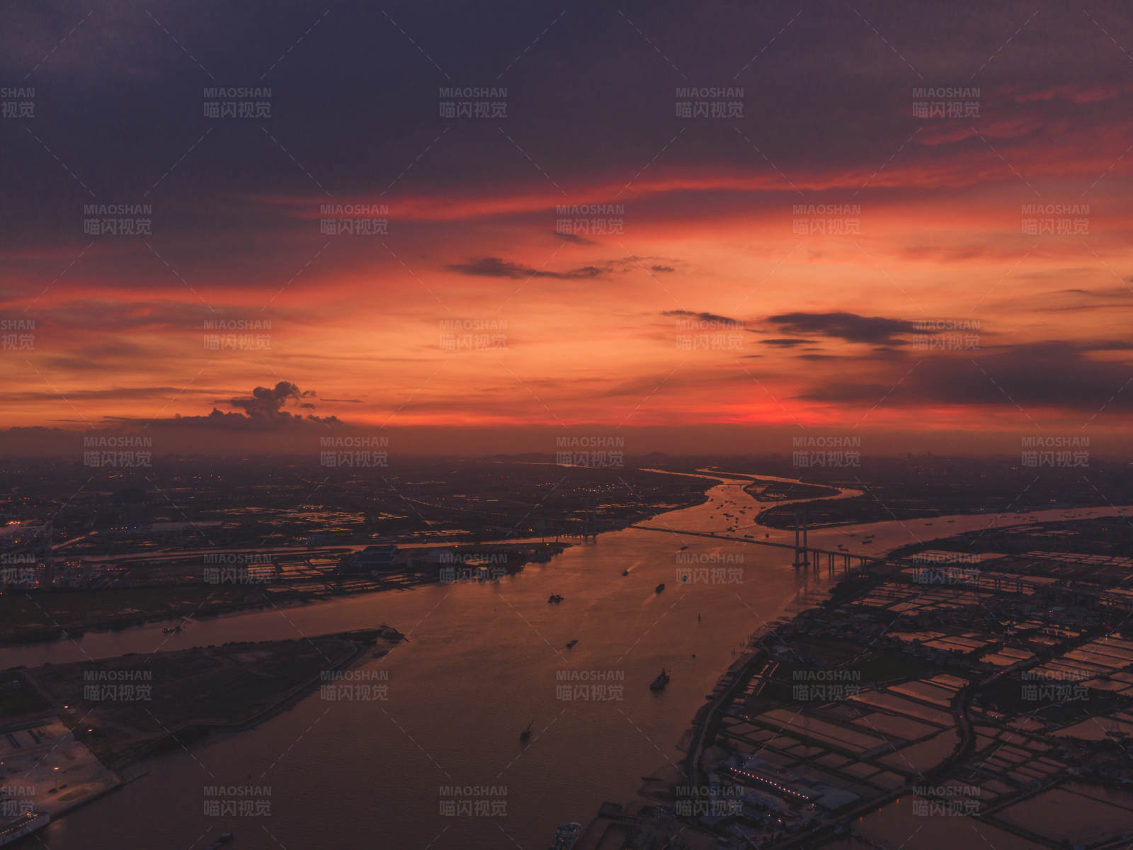夕阳下的河流与城市图片