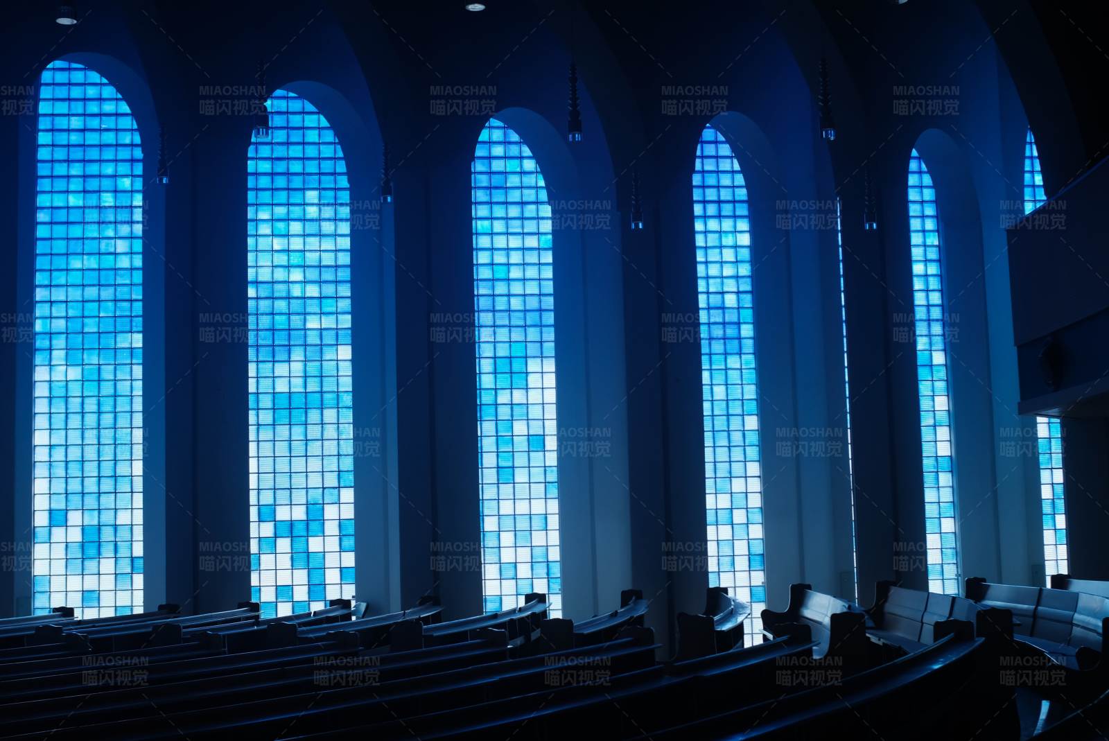 蓝色玻璃窗教堂图片