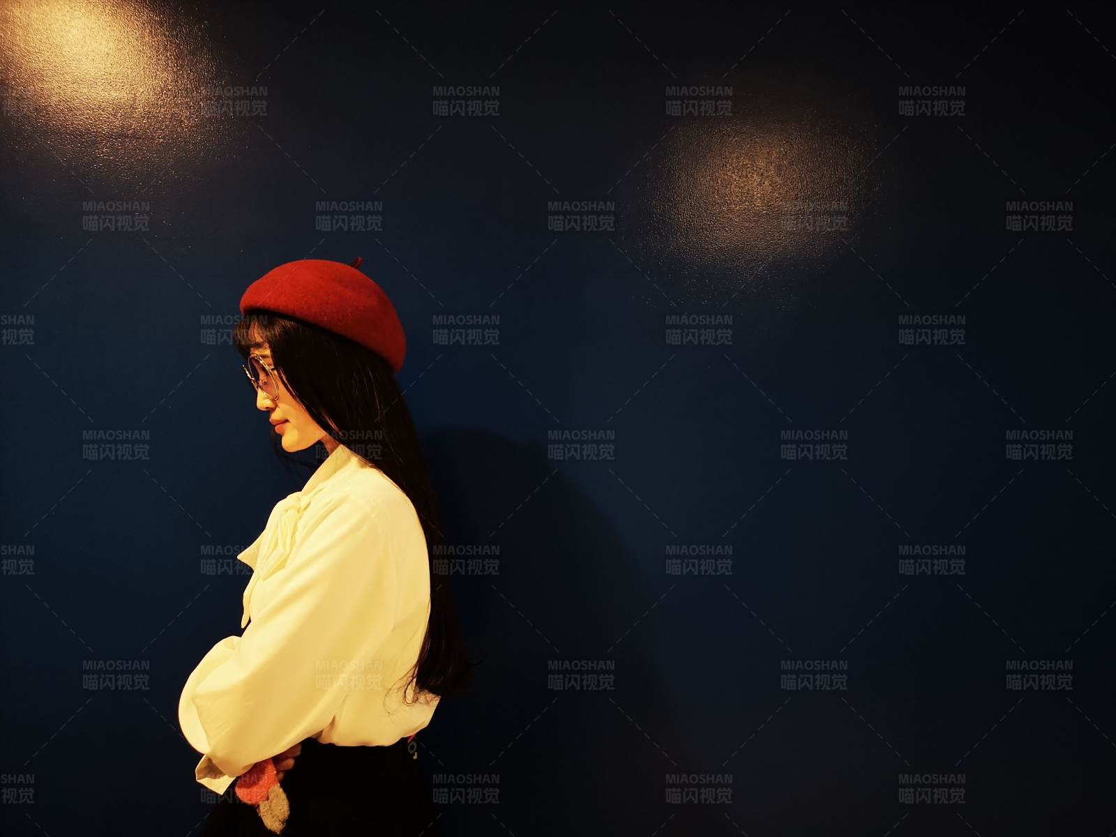 红帽女孩的侧影图片