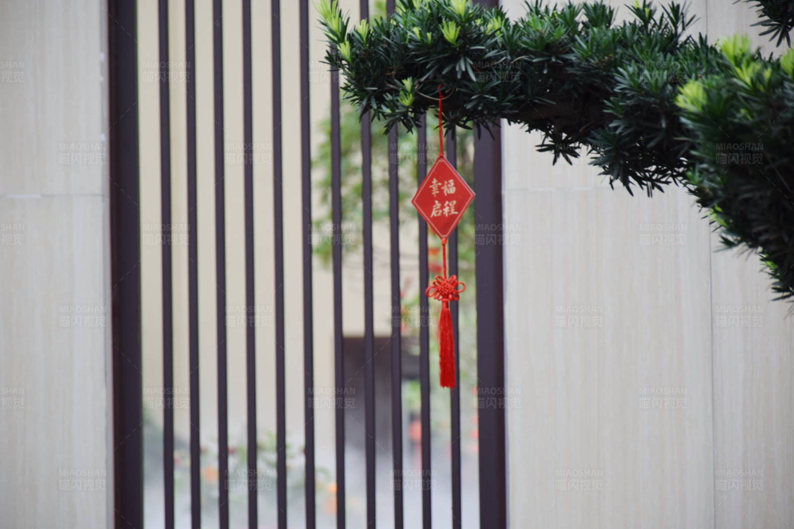 新年装饰品挂在门上图片