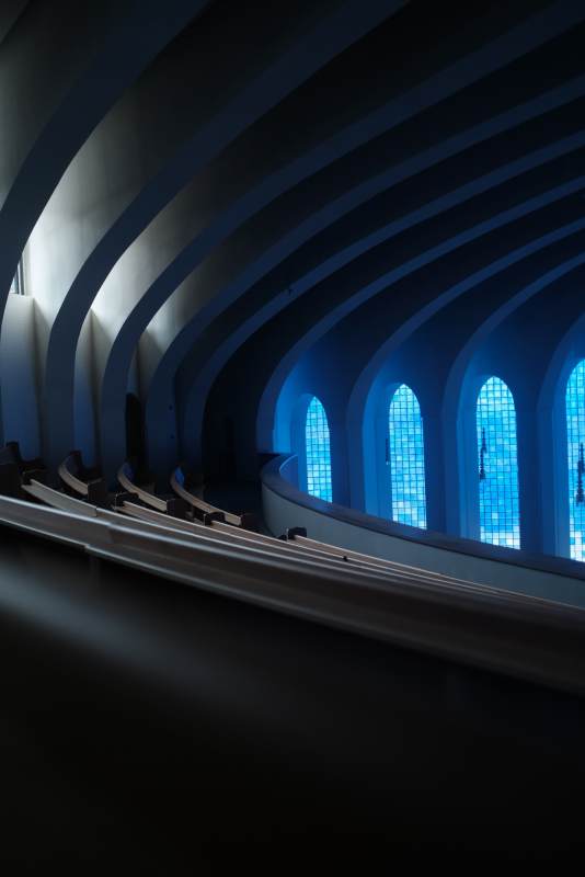 蓝色教堂的光影图片