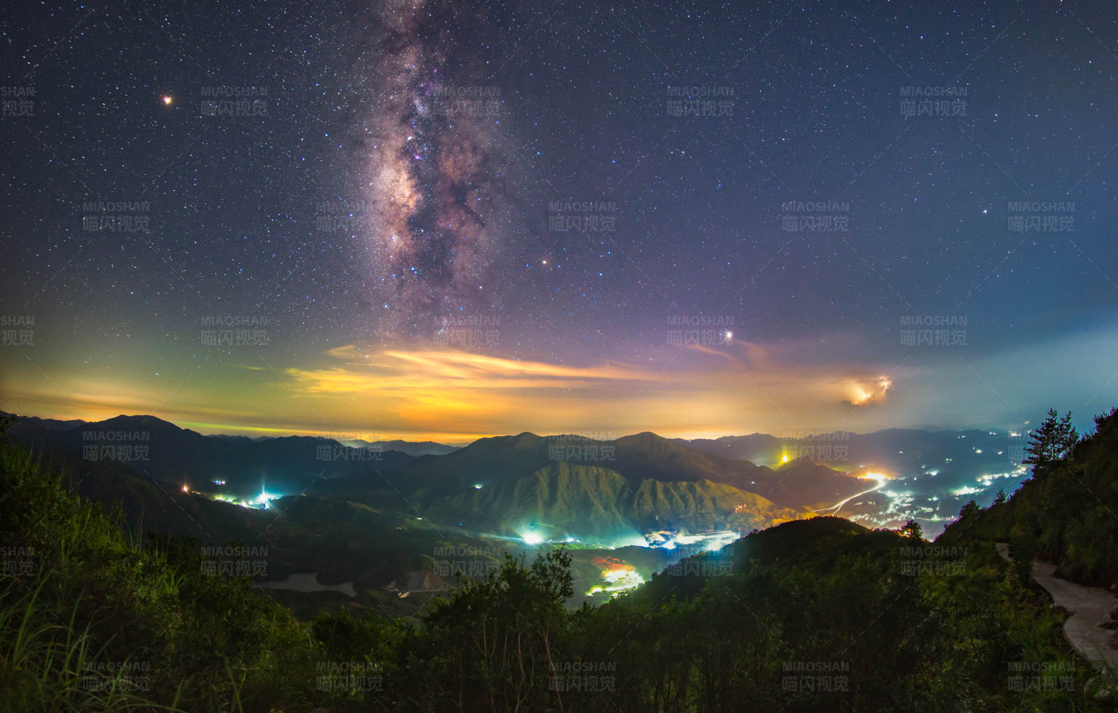 夜空下的山谷星光图片