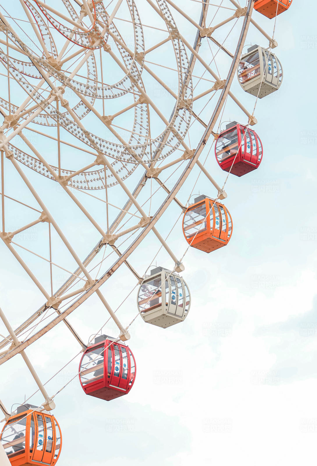 摩天轮上的彩色车厢图片