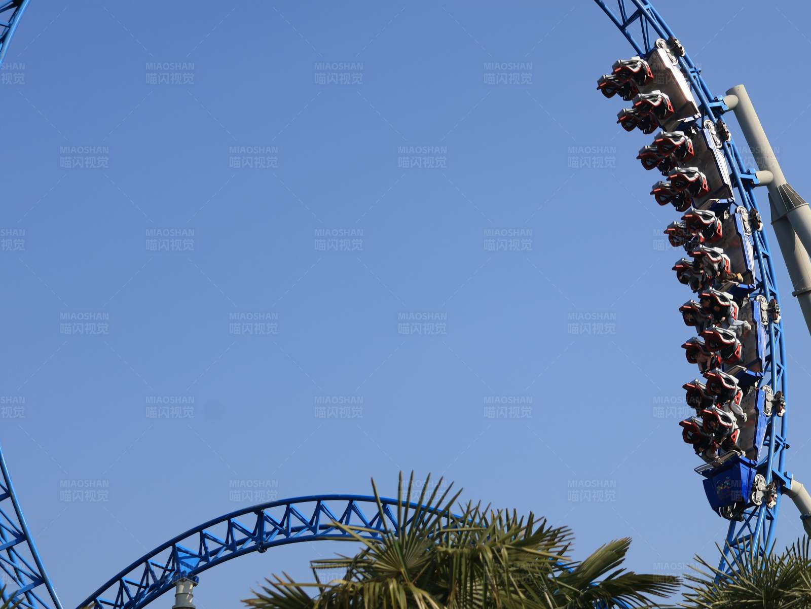 过山车上的尖叫与欢笑图片