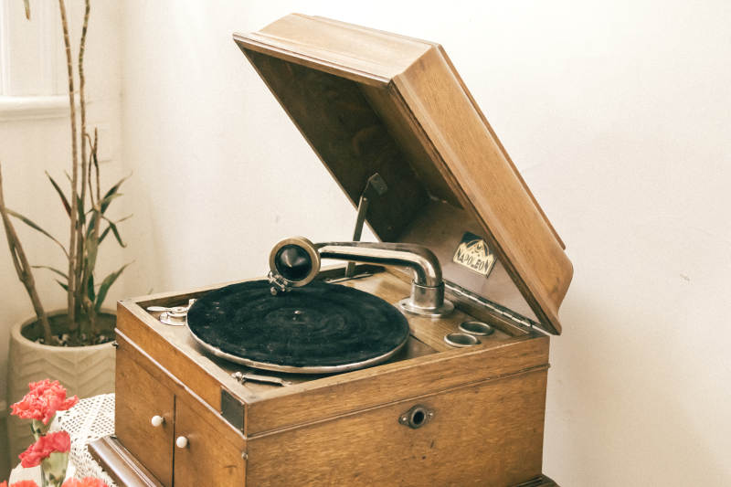 古董留声机与花卉图片