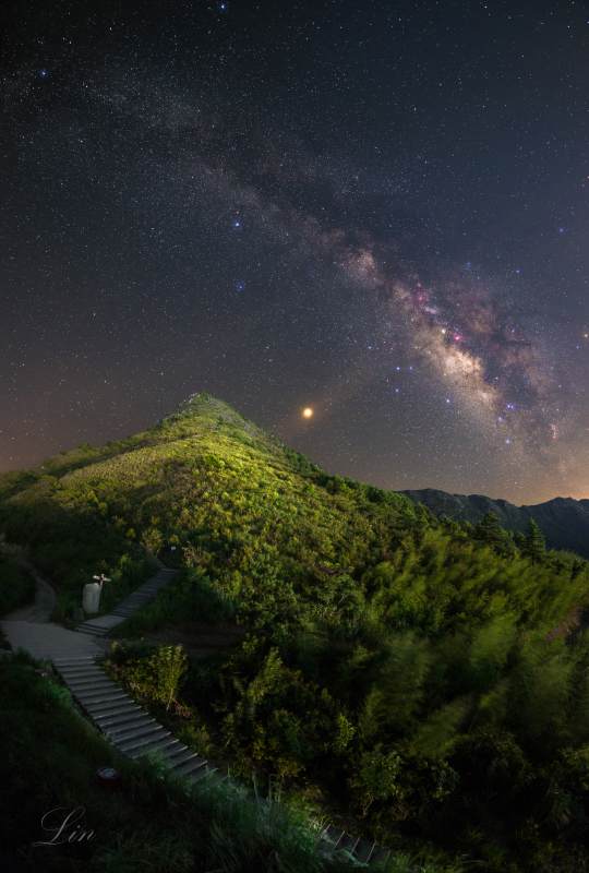 夜空下的山间小径图片