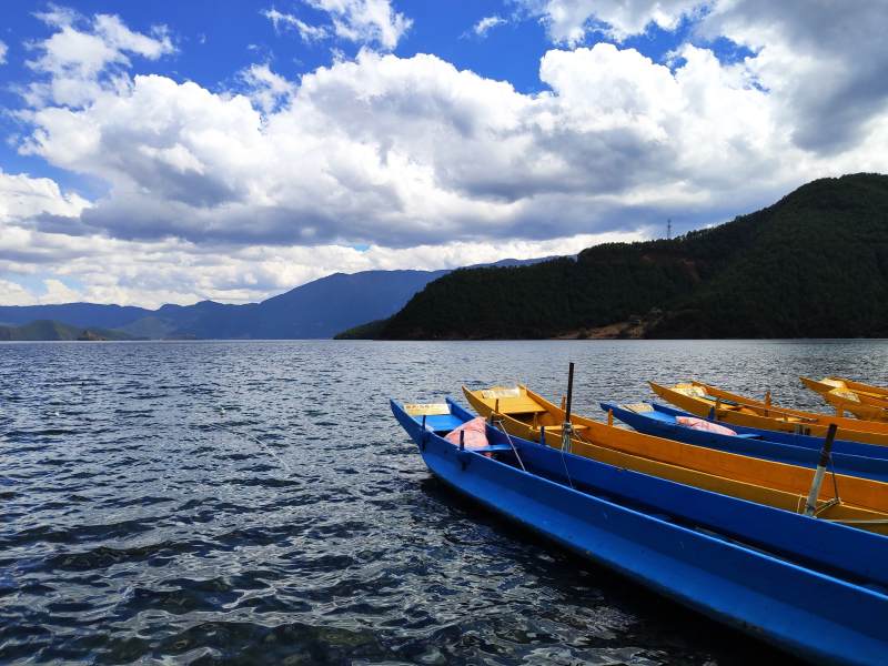 湖畔的蓝色小船图片