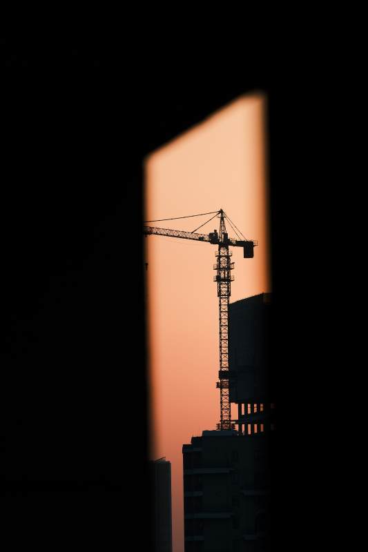 夕阳下的建筑剪影图片