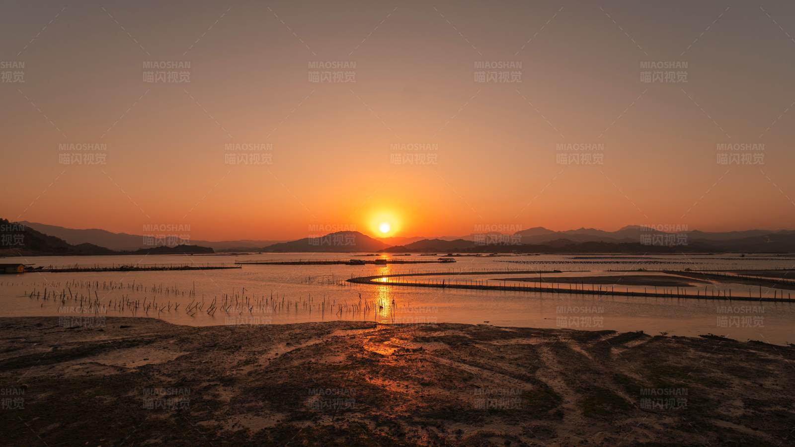 夕阳映照的宁静湖景图片