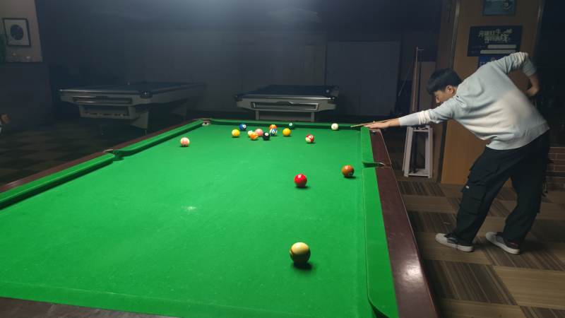 台球室的专注时刻图片