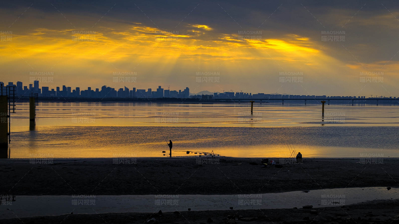 夕阳下的城市剪影图片