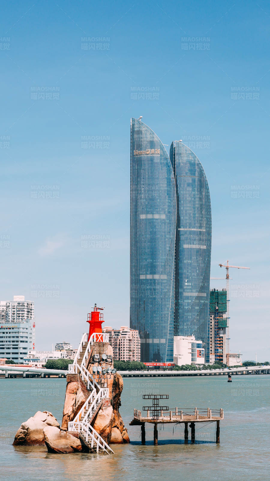 厦门双子塔与灯塔图片