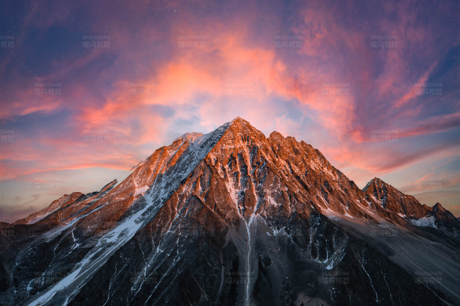 壮丽山峰晚霞图图片