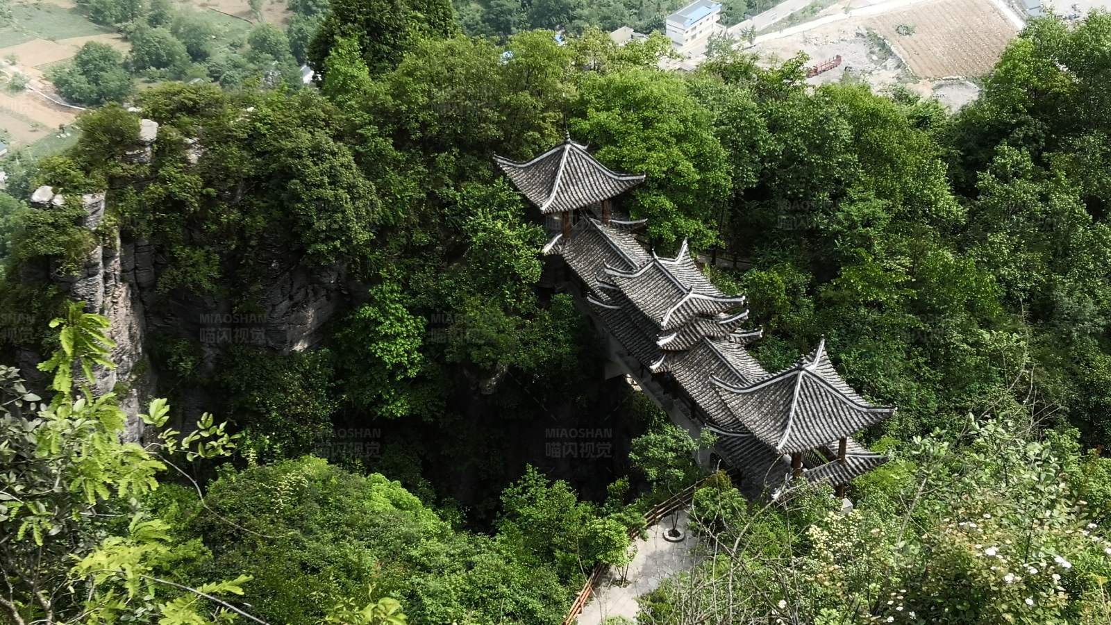 悬空古寺隐于翠绿山间图片