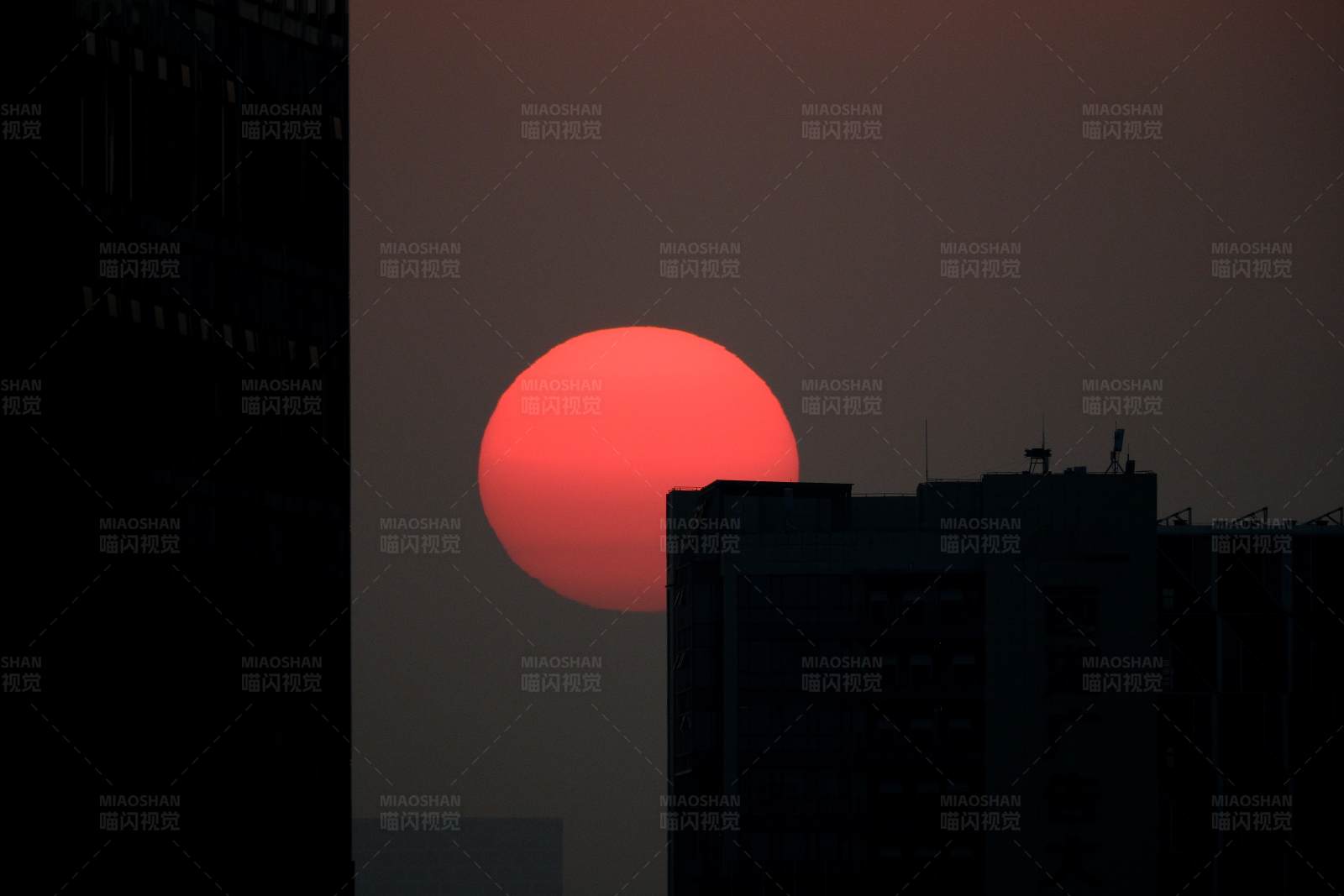 城市剪影中的落日余晖图片