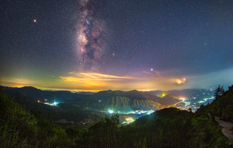 夜空下的山谷星光图片