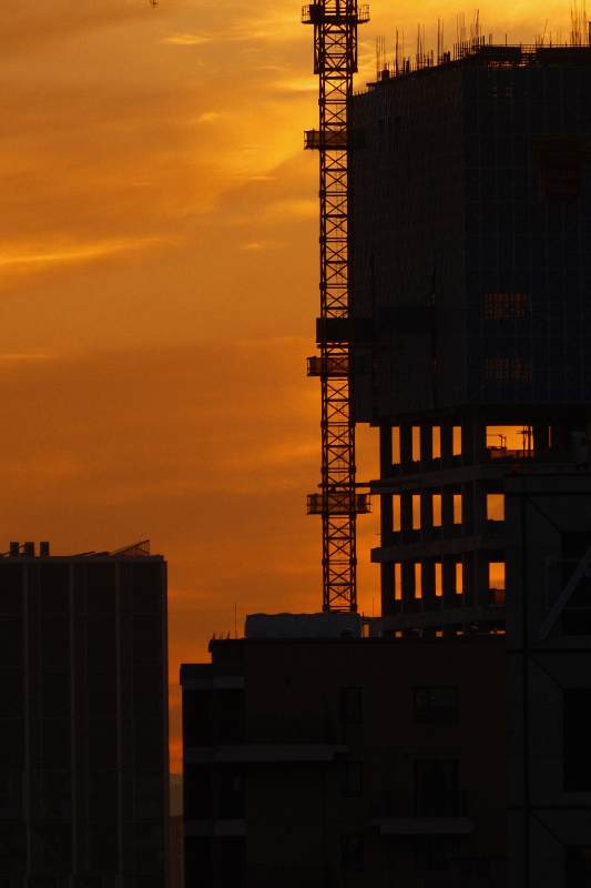 夕阳下的建筑工地图片