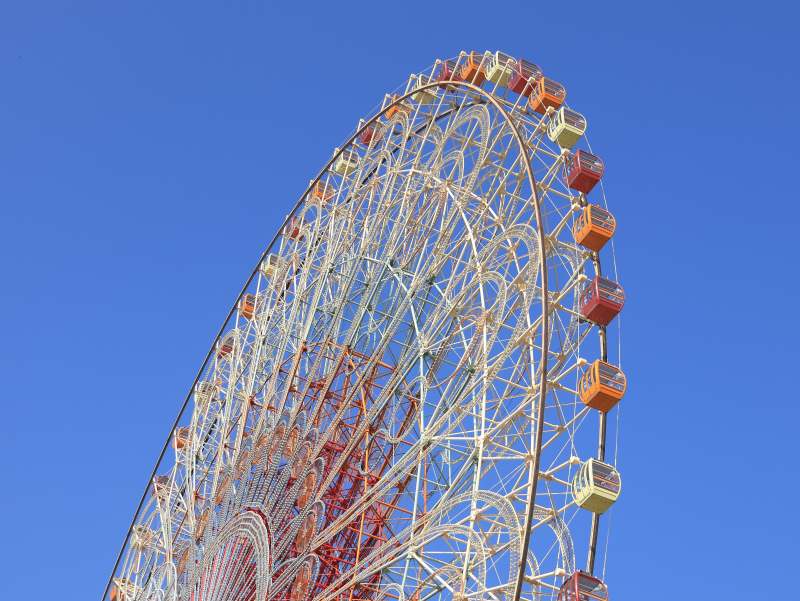 摩天轮与蓝天图片