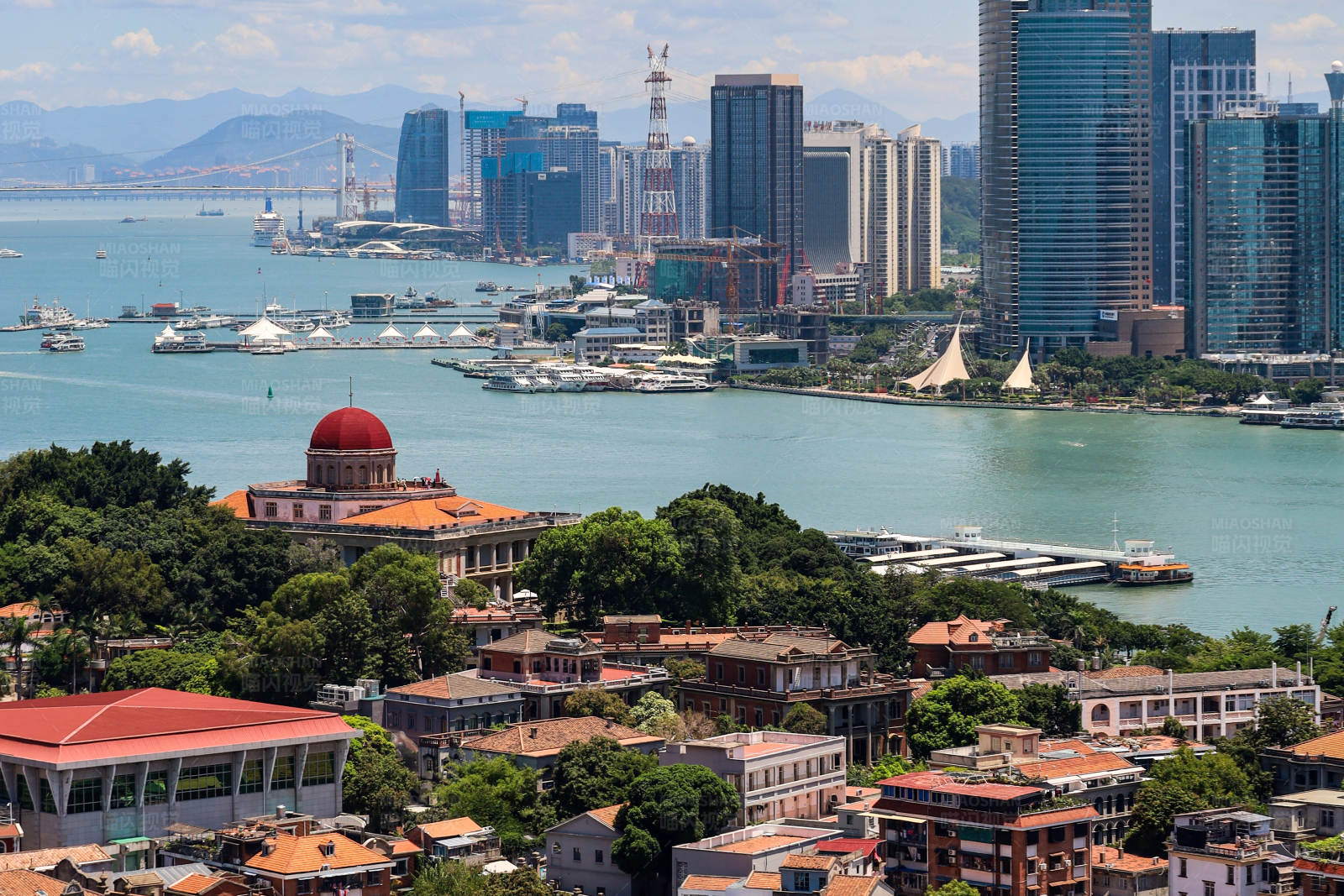 海滨城市的天际线图片