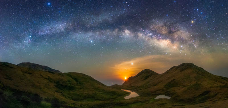 银河下的山间日落图片