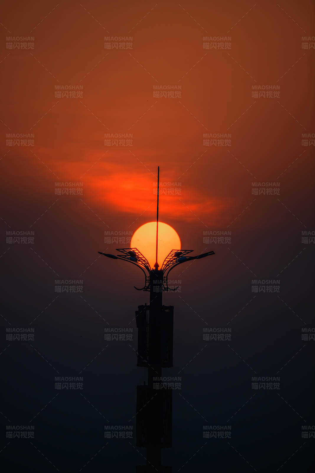 夕阳下的灯塔剪影图片