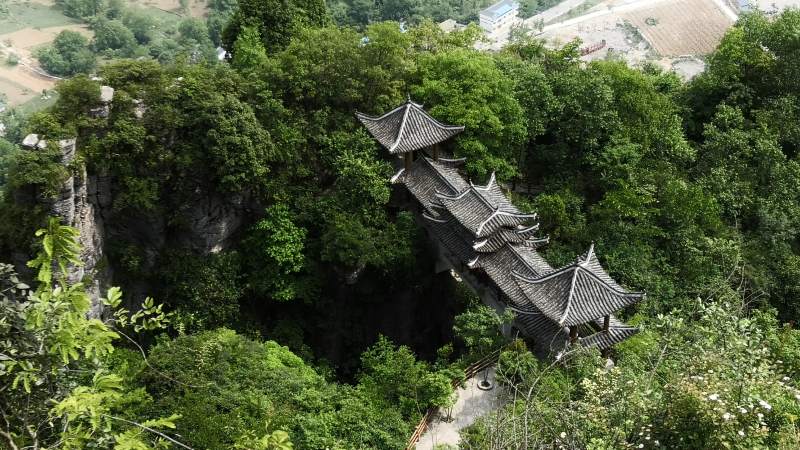 悬空古寺隐于翠绿山间图片