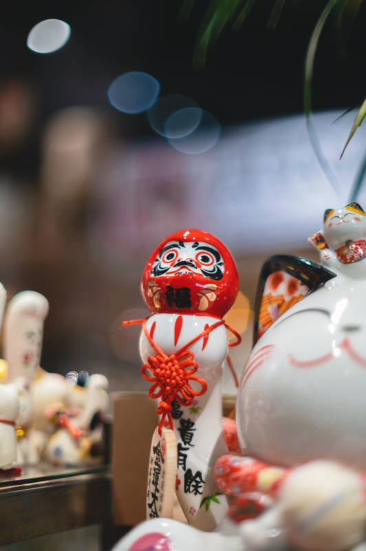 招财猫与达摩娃娃图片