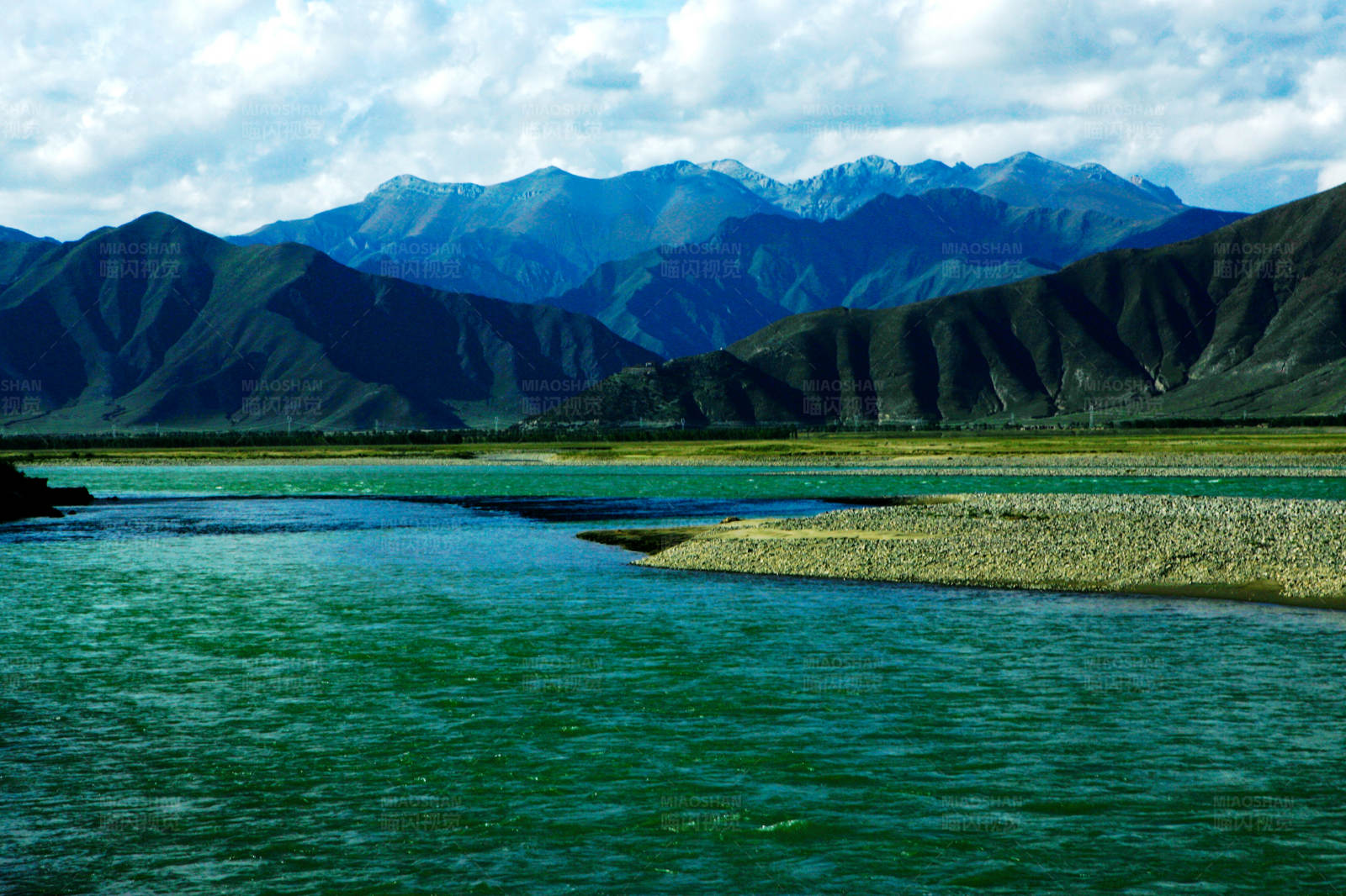 青藏高原的河流与山脉图片