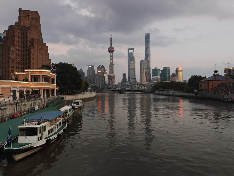 黄浦江畔的上海天际线图片
