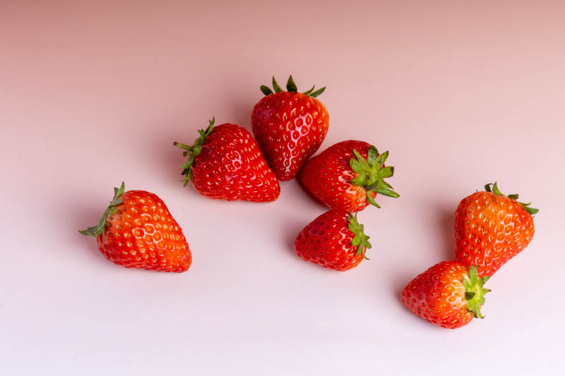 粉色背景上的草莓图片