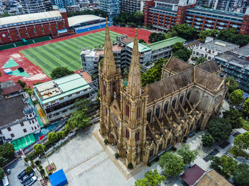 城市中的宏伟教堂图片