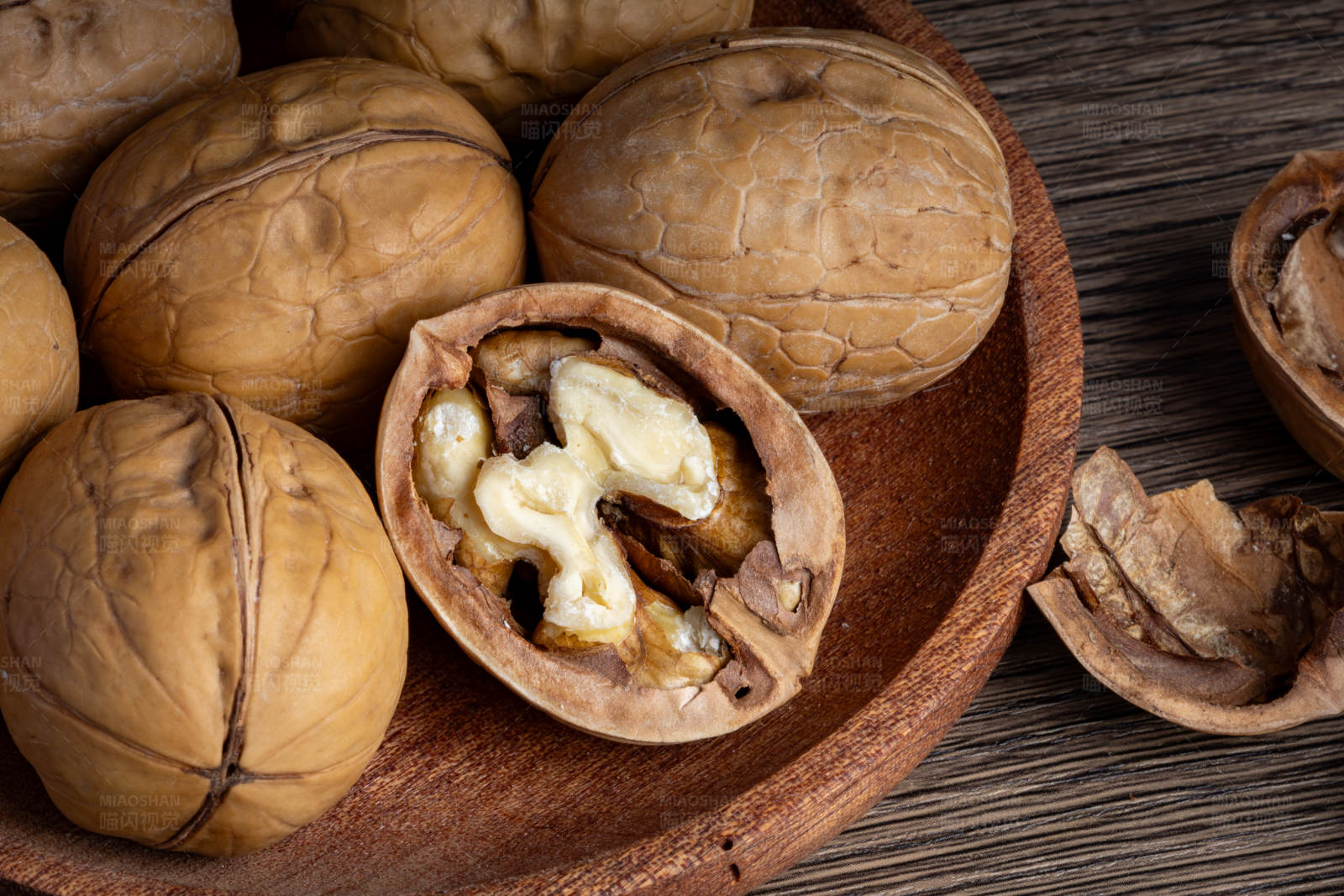 盘中的核桃图片