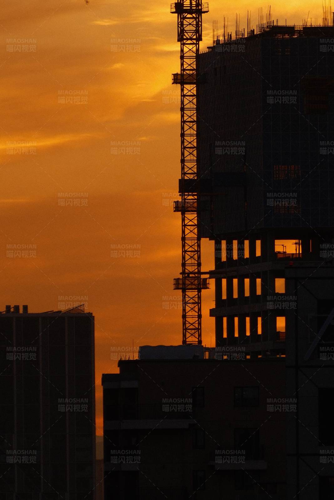 夕阳下的建筑工地图片
