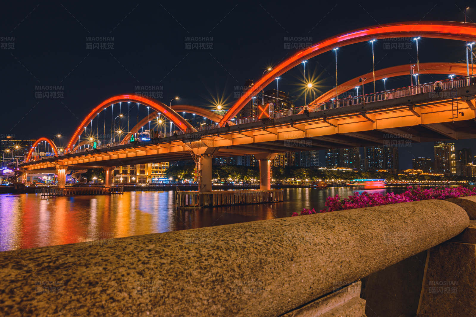 夜色中的红色拱桥图片