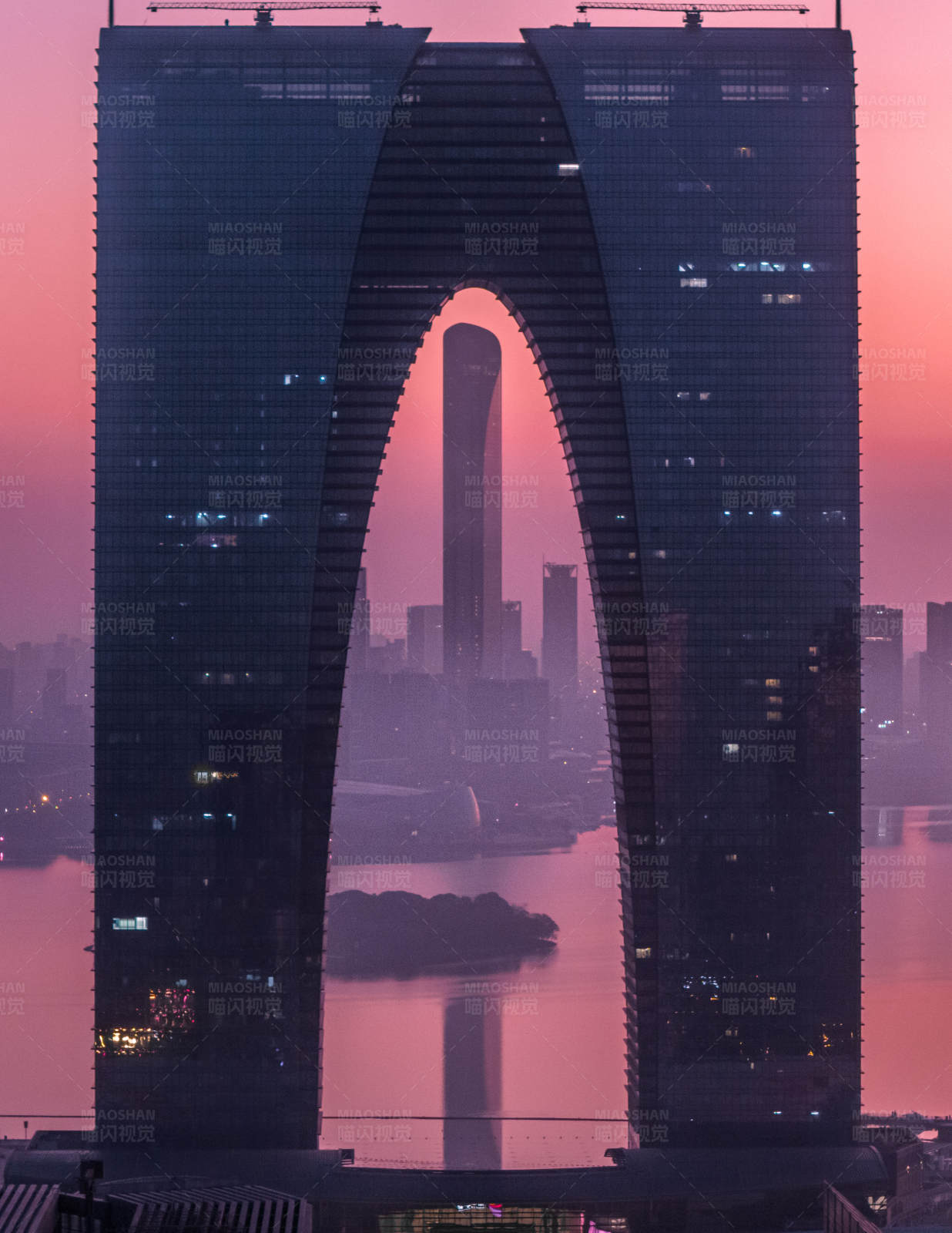 城市之门的日落图片