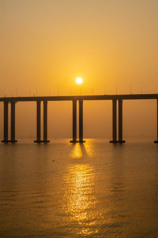 夕阳下的海上大桥图片