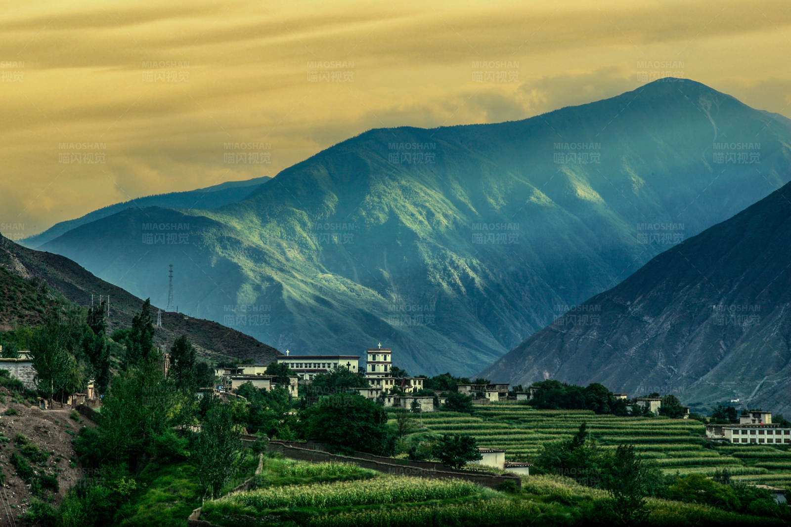 山谷中的宁静村庄 (西藏芒康县)图片