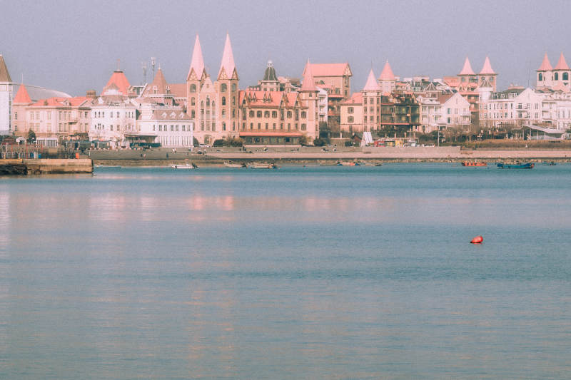 海滨城市的宁静早晨图片